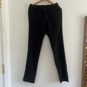 Lululemon black pants with front and back pockets.